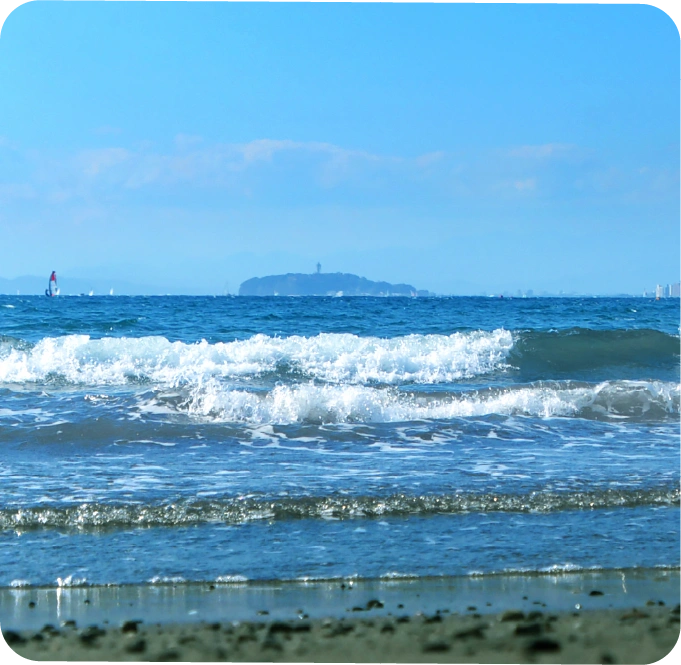 水平線に浮かぶ江ノ島