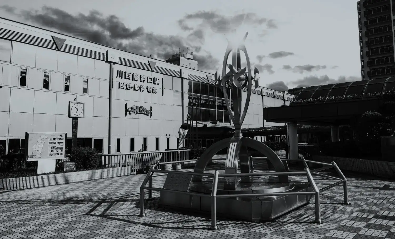 ■阪急宝塚線「川西能勢口」駅／徒歩1分（約80m）