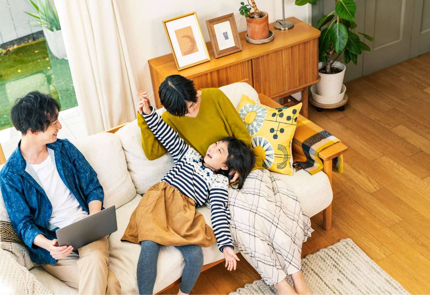 リビングでくつろぐ家族