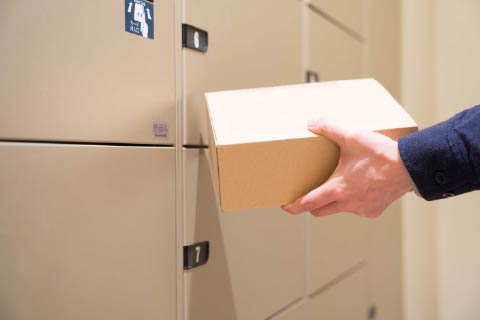宅配ボックスから荷物を取り出している様子
