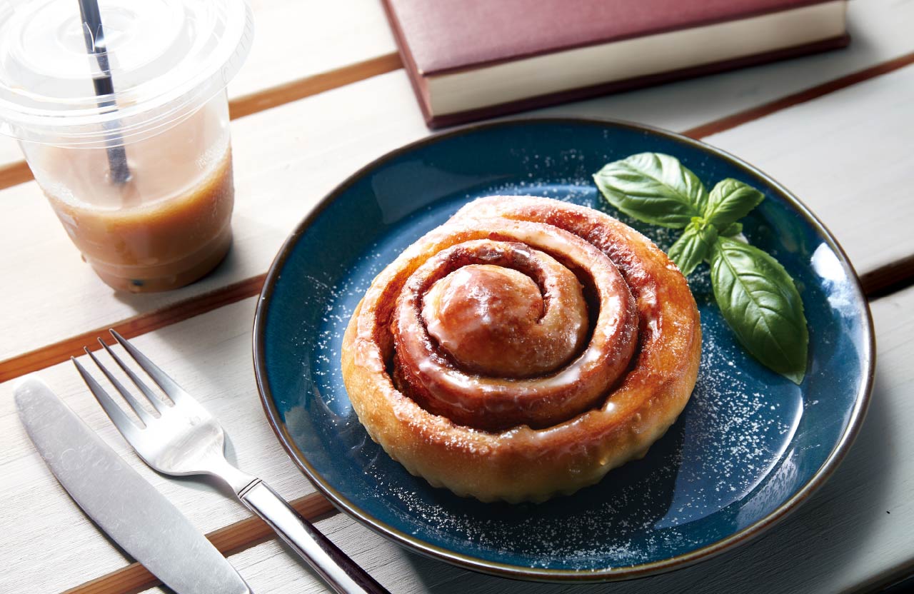 シナモンロールとカフェオレ