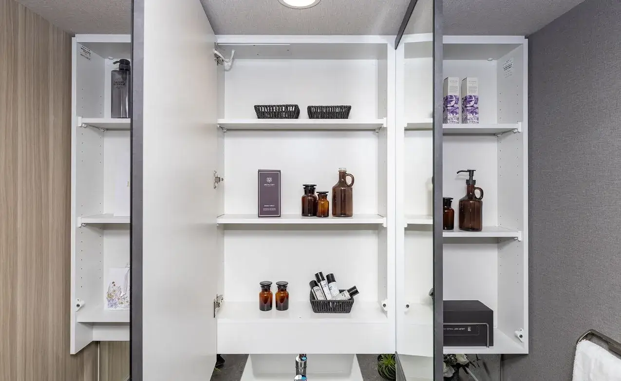DRESSING ROOM